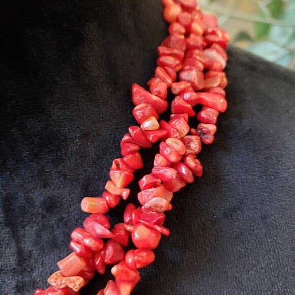 Womens Red Coral 3 Layer Dyed Shell Beaded Necklace Jewelry with Lobster Clasp - Picture 4 of 7